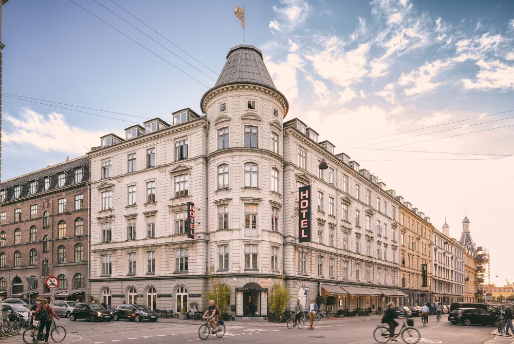 Ibsens Hotel facade med mennesker